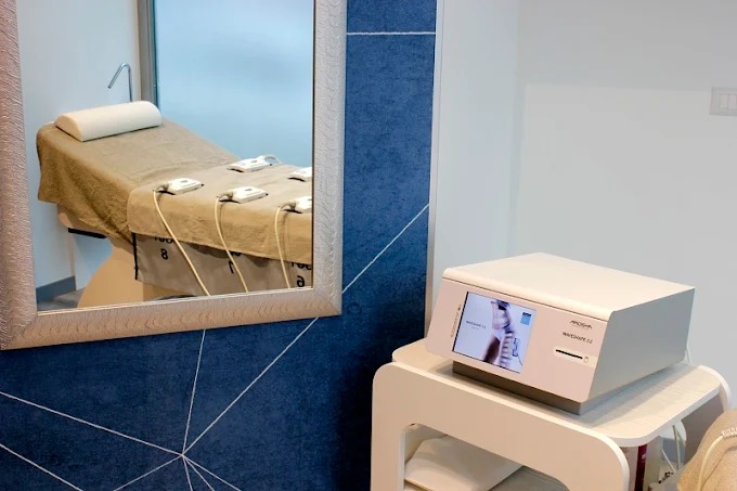 Lettino per trattamenti corpo in un istituto di bellezza a Bari