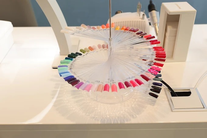 Espositore di smalti nel nail bar di un centro estetico a Bari
